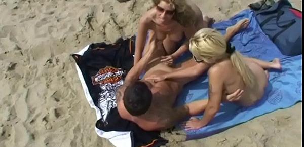  2 MILF ficken mit Jungspund am Strand und werden erwischt